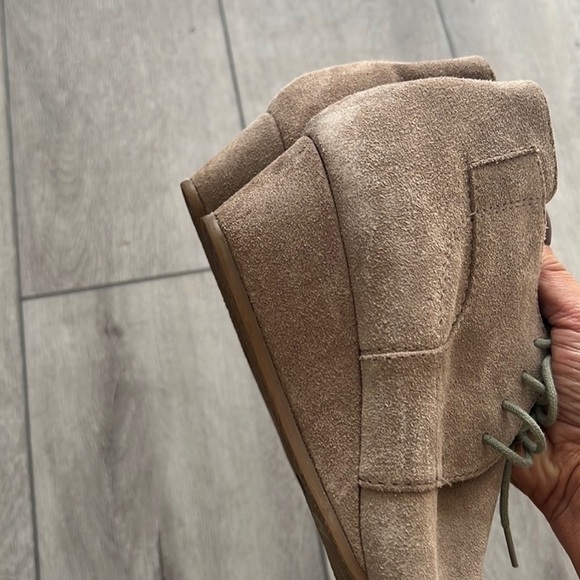 NINE West nude suede lace up wedge bootie size 8.5 - Picture 8 of 10